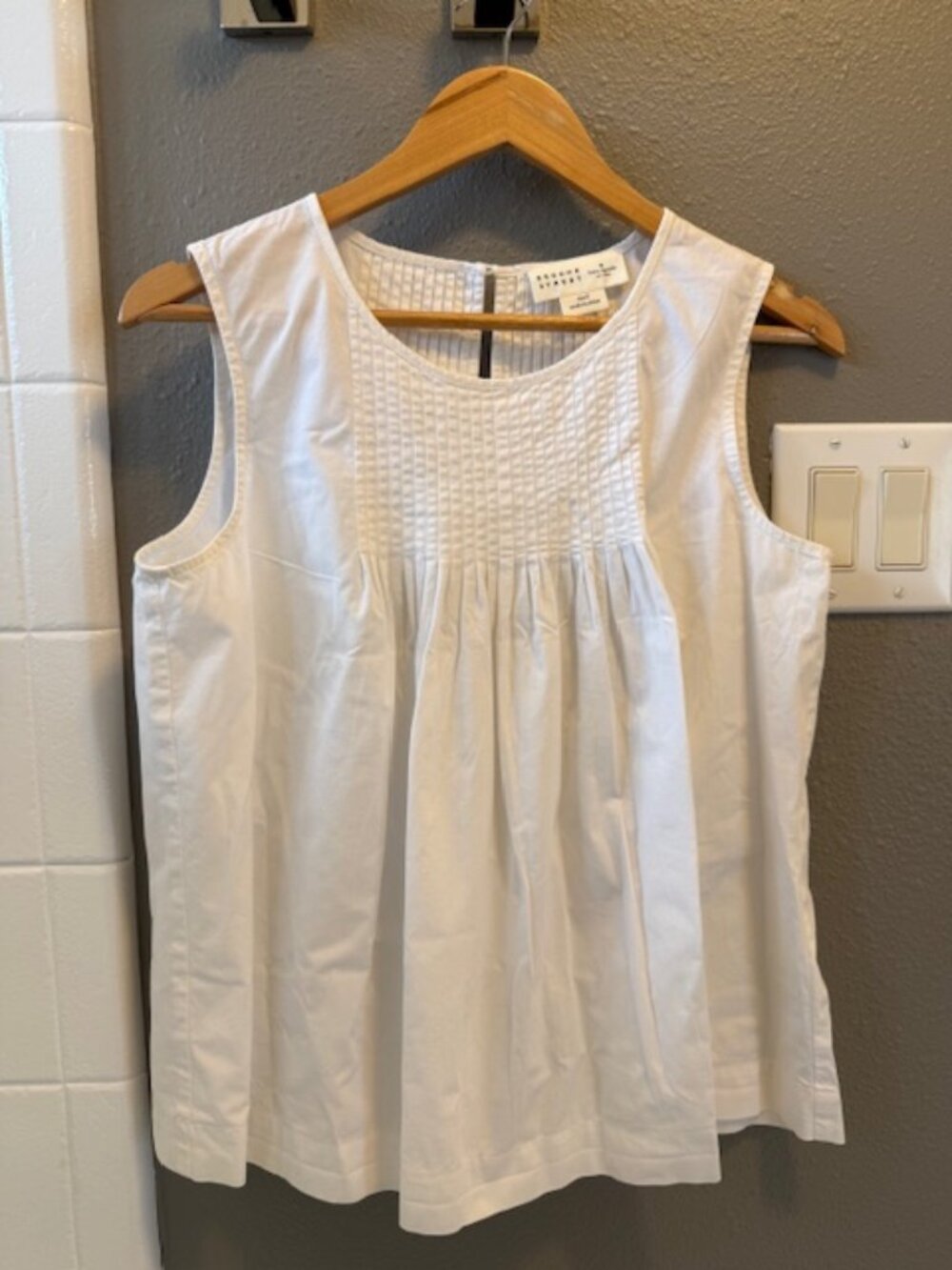 Kate Spade white pleated sleeveless top, size small.